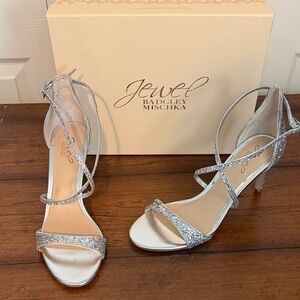 Badgley Mischka Glittering Silver Heels! Perfect prom or wedding shoe